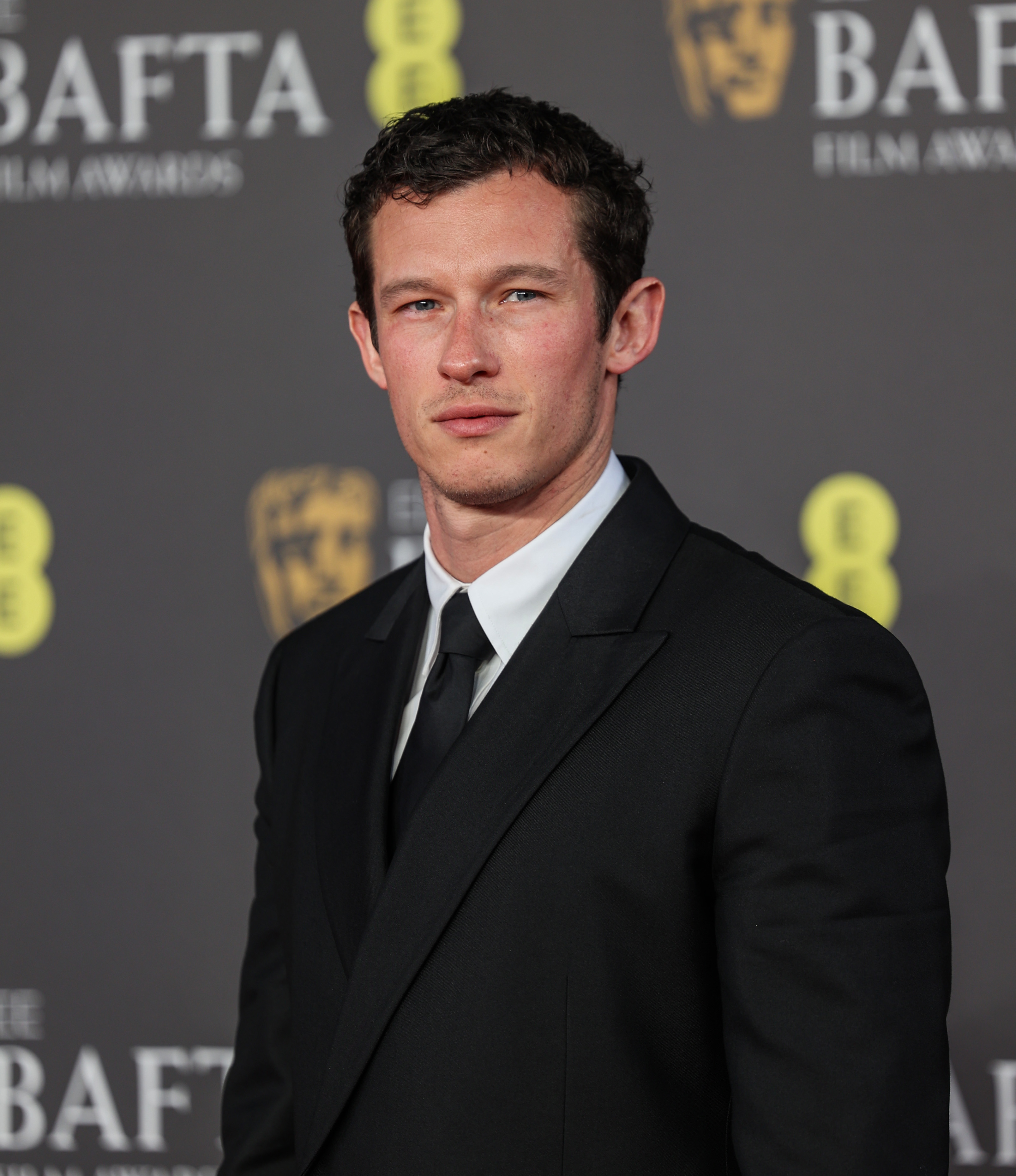 Callum Turner: Dua Lipa'nın Nişanlısı ve Yükselen İngiliz Oyuncu