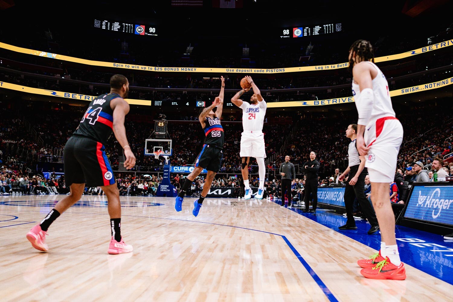 clippers-pistons ile ilgili görsel 2