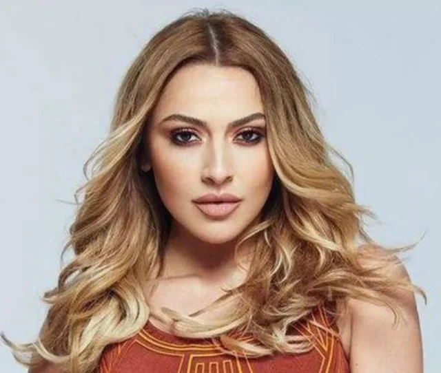 hadise ile ilgili görsel 2