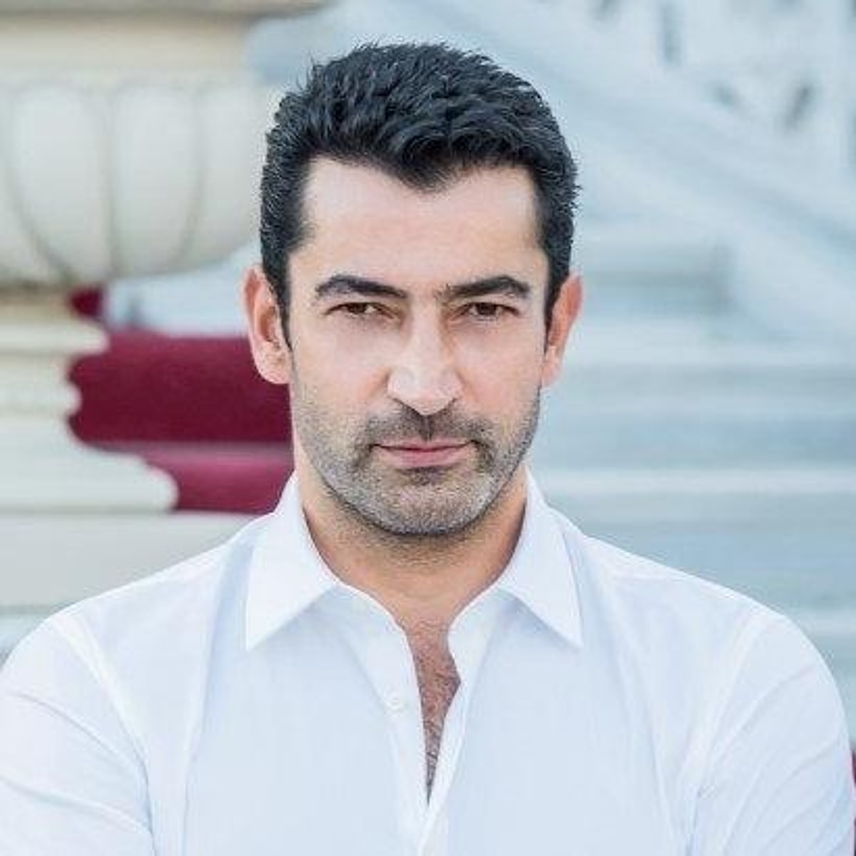 Kenan İmirzalıoğlu: Türk Televizyonunun Karizmatik Yıldızı